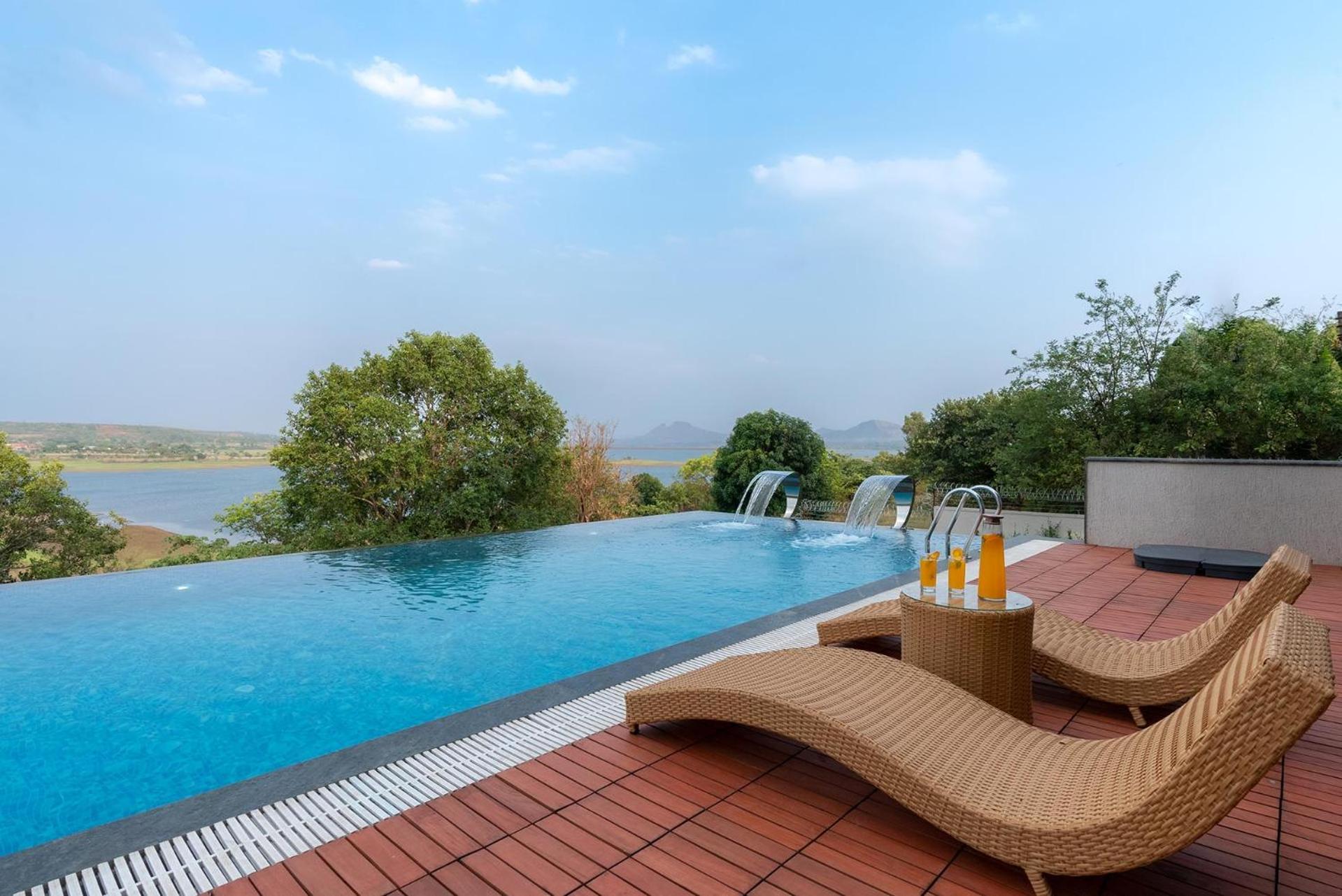 Pearl Lakeview Mansion By Stayvista - Lakeside Villa With Infinity Pool, Jacuzzi, In-House Theatre & Games Room Igatpuri Bagian luar foto